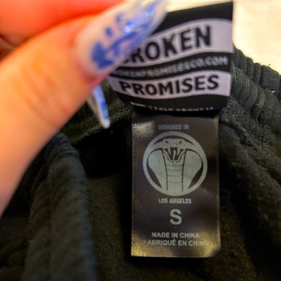 Emotional by broken promises - Picture 6 of 6